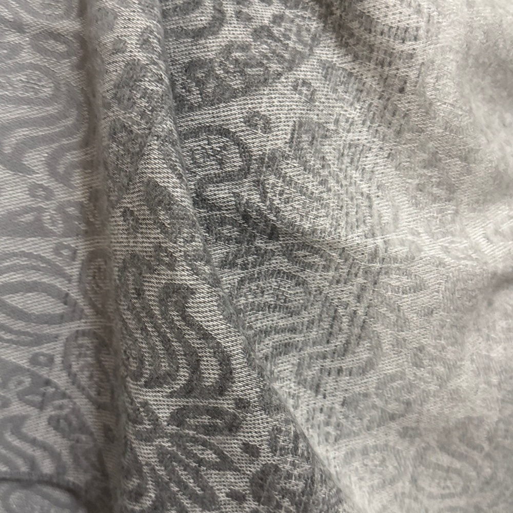 Stunning Italian Wrap/Shawl Scarf-Like New-Gray Ombre Print-Twisted Fringe-Soft - Picture 5 of 16